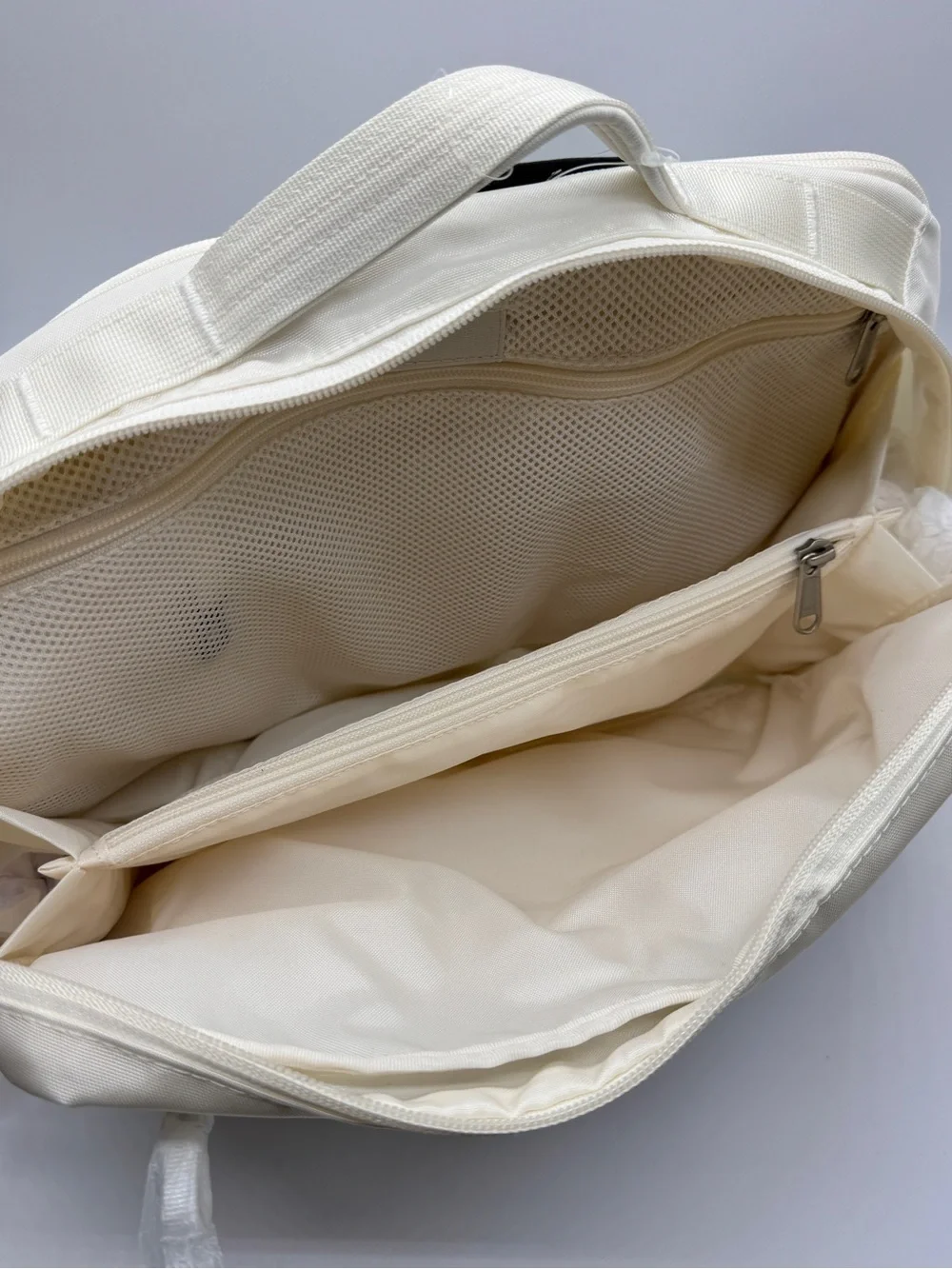 The North Face Base Camp Voyager Sling Bag 11L White Dune Cream Crossbody NWT